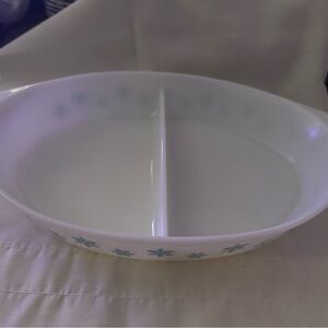 Vintage Pyrex White w/ Blue snowflakes Divided casserole Dish 1 1/2 Quart